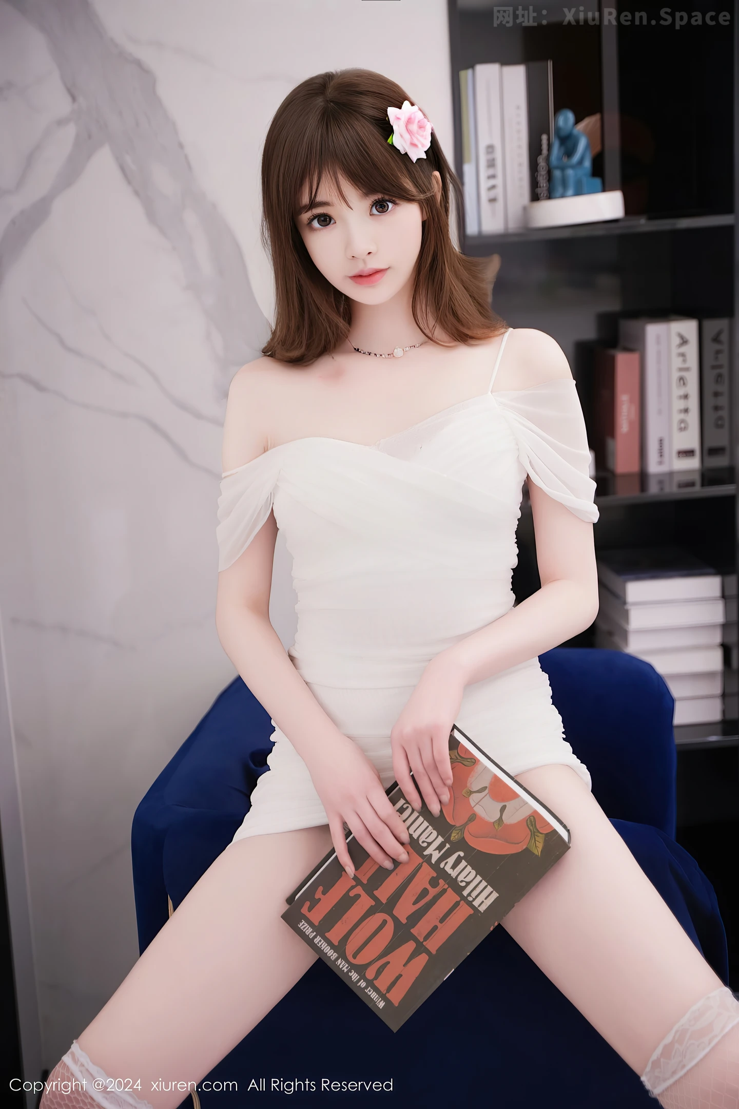 图片[4]-[XiuRen秀人网]VOL.8407 模特梦灵儿Mini白色露肩连衣短裙配白丝网袜秀完美身材诱惑写真58P-秀人网官方网站